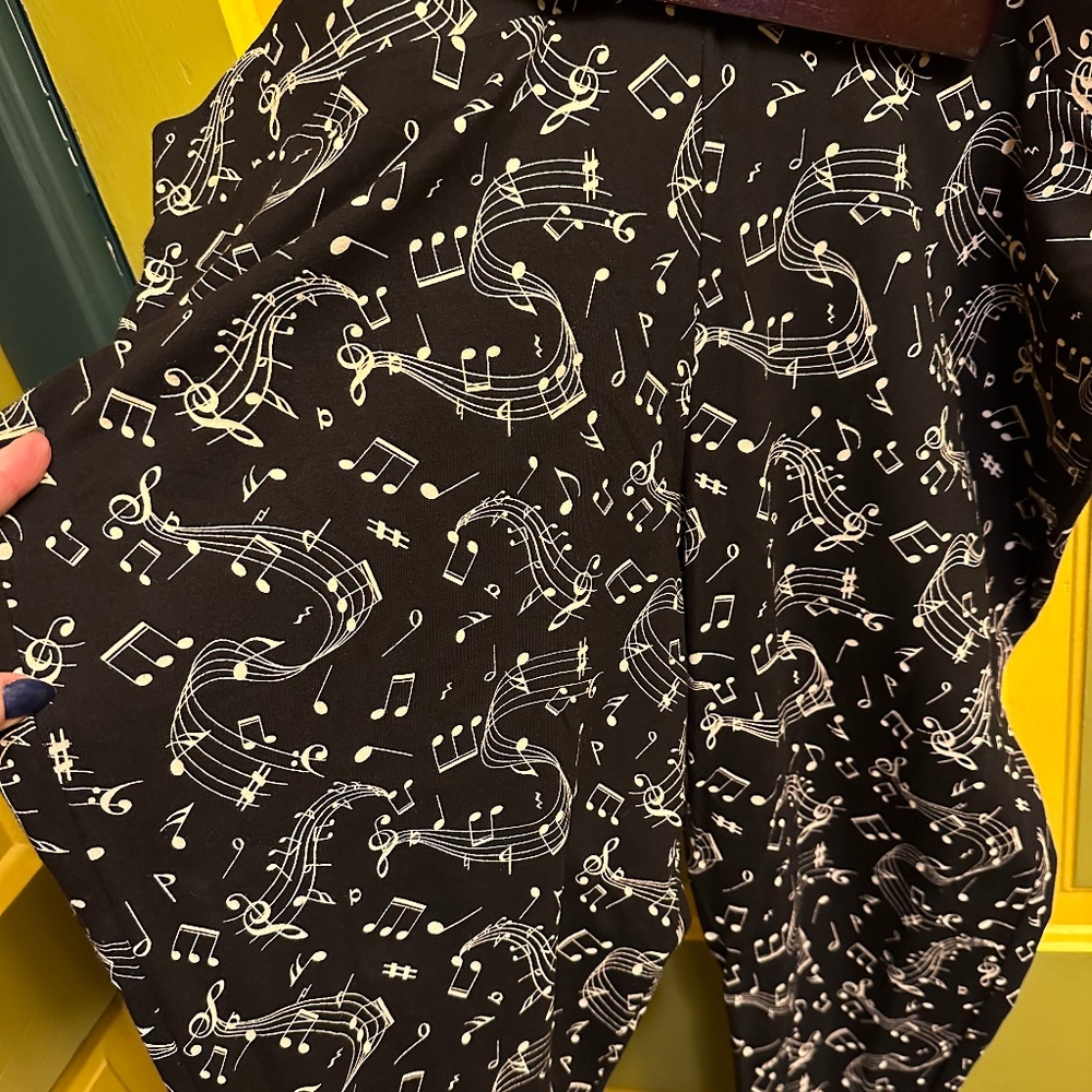 Torrid Music Notes Leggings, size 4 (26/28) 3/$30